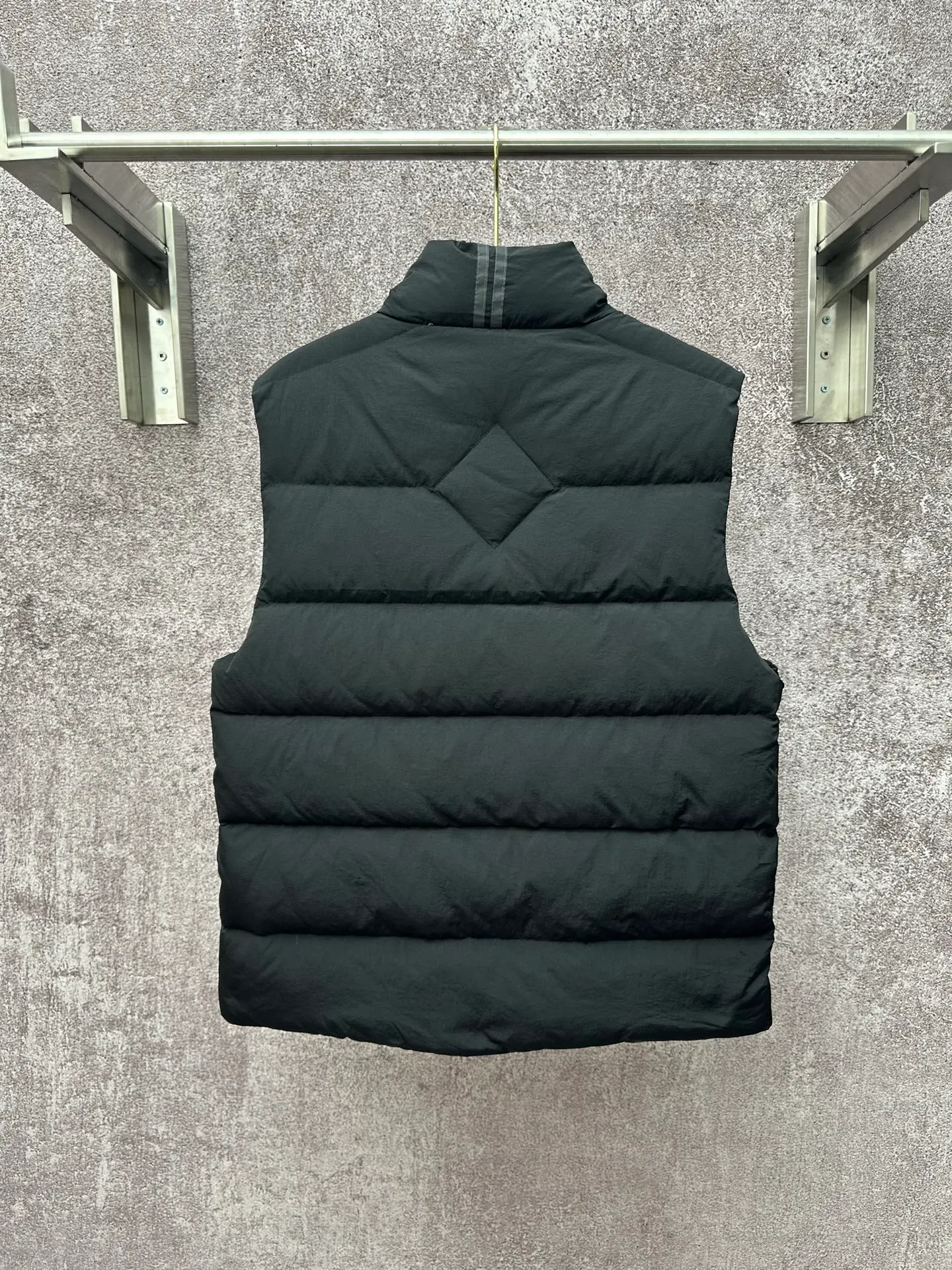 P720 Canada Goose Badge Down Vest Fabric selection: The use of high-quality protective nylon fabric not only enhances the wear resistance of the surface, but also takes into account wind resistance, ensuring excellent performance in various harsh weather conditions.  90 national standard high-quality white duck down: selected high-loft down, weighing 160g, light and warm, with excellent temperature locking performance and good resilience.  Three-dimensional quilting process: Precision thread reinforcement to prevent velvet drilling and ensure that the fluffy and resilient elasticity lasts as new.  Details: The ribbon is woven with polyester as the base, and the brand letters are decorated on the ribbon through high-precision computer embroidery. The edges of the pattern are clear, the stitches are fine and even, and multiple layers of embroidery thread are stacked to enhance the three-dimensional effect. Accessories: One-to-one customized logo, one-to-one customized zipper puller, one-to-one customized three-label SIZE: S M L XL